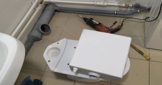 Установка напольного унитаза в Чебаркуле: монтаж под ключ от СантехДомЧбр от 5121 рублей.